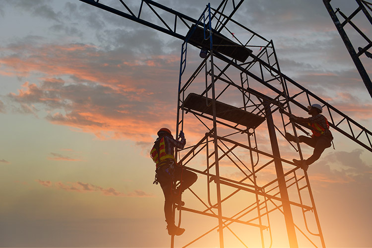 Dachdecker beim Bau