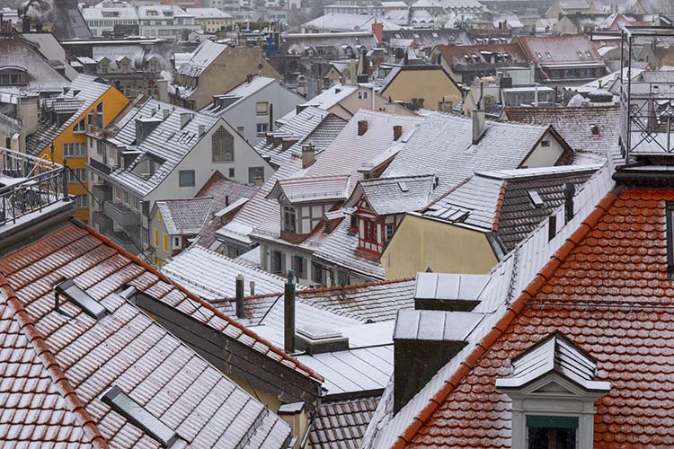 Bild zeigt Dächer mit leichtem Schnee