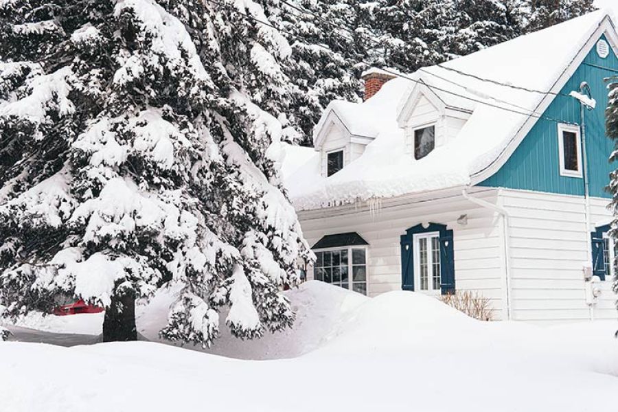Bild zeigt verschneites Haus