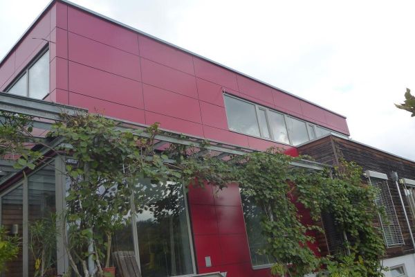Metall-Fassade in rot
