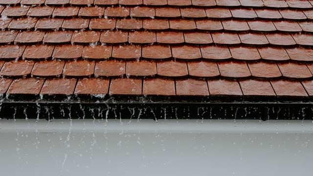 Bild zeigt Dach bei Regen
